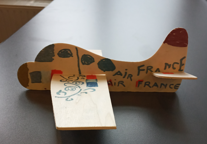 avion en bois.png